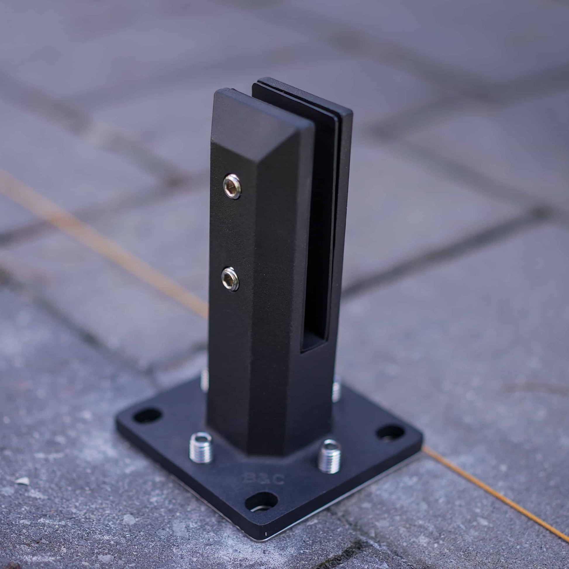 Spigot noir mat en inox 2205 pour installation de garde-corps en verre